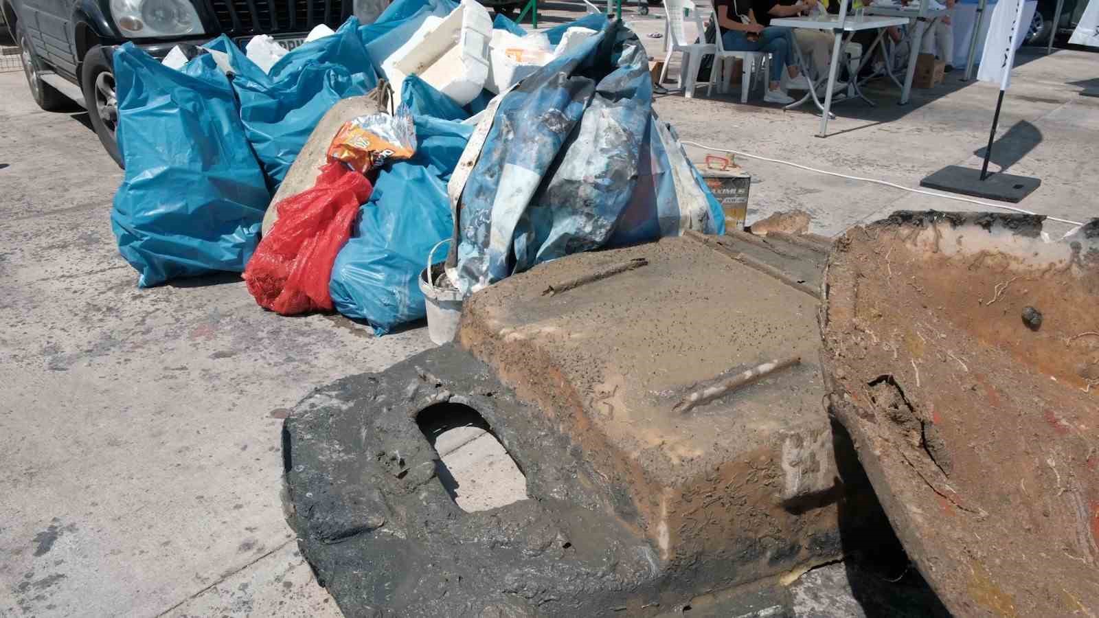 Balık&ccedil;ı barınağında dip temizliği: 2 ton &ccedil;&ouml;p &ccedil;ıkartıldı
