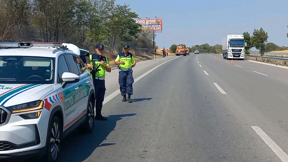 Otobanda fırlayan tır lastiği yangın &ccedil;ıkardı
