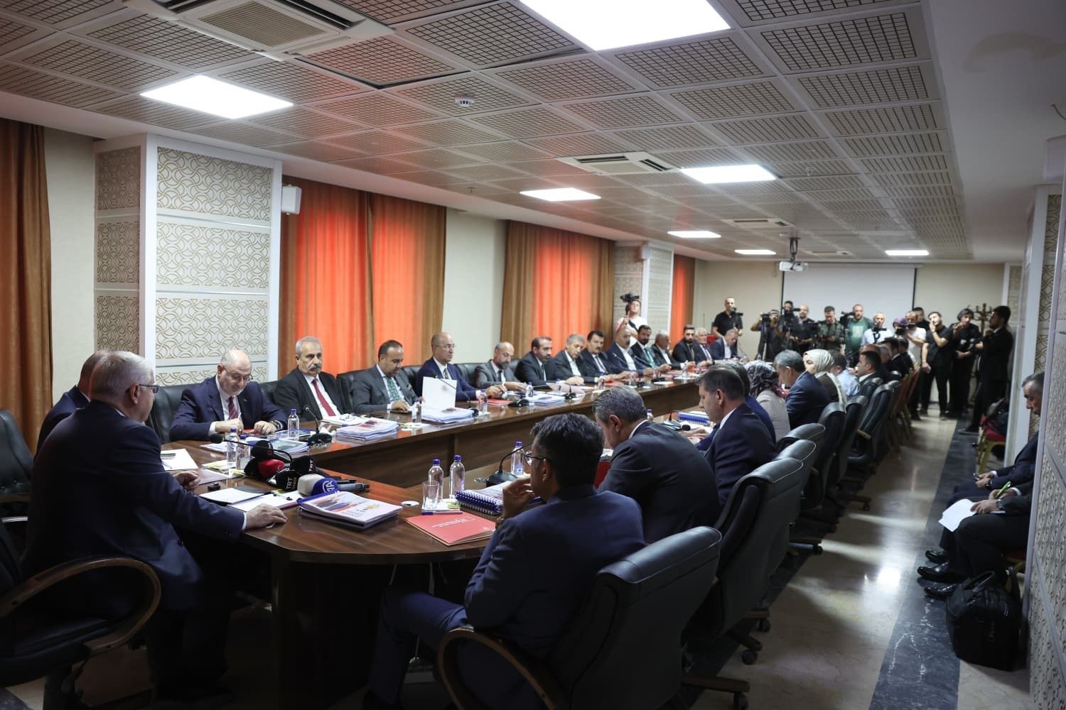 Milli Savunma Bakanı G&uuml;ler, Y&uuml;ksekova Kadın Futbol Takımı ile bir araya geldi
