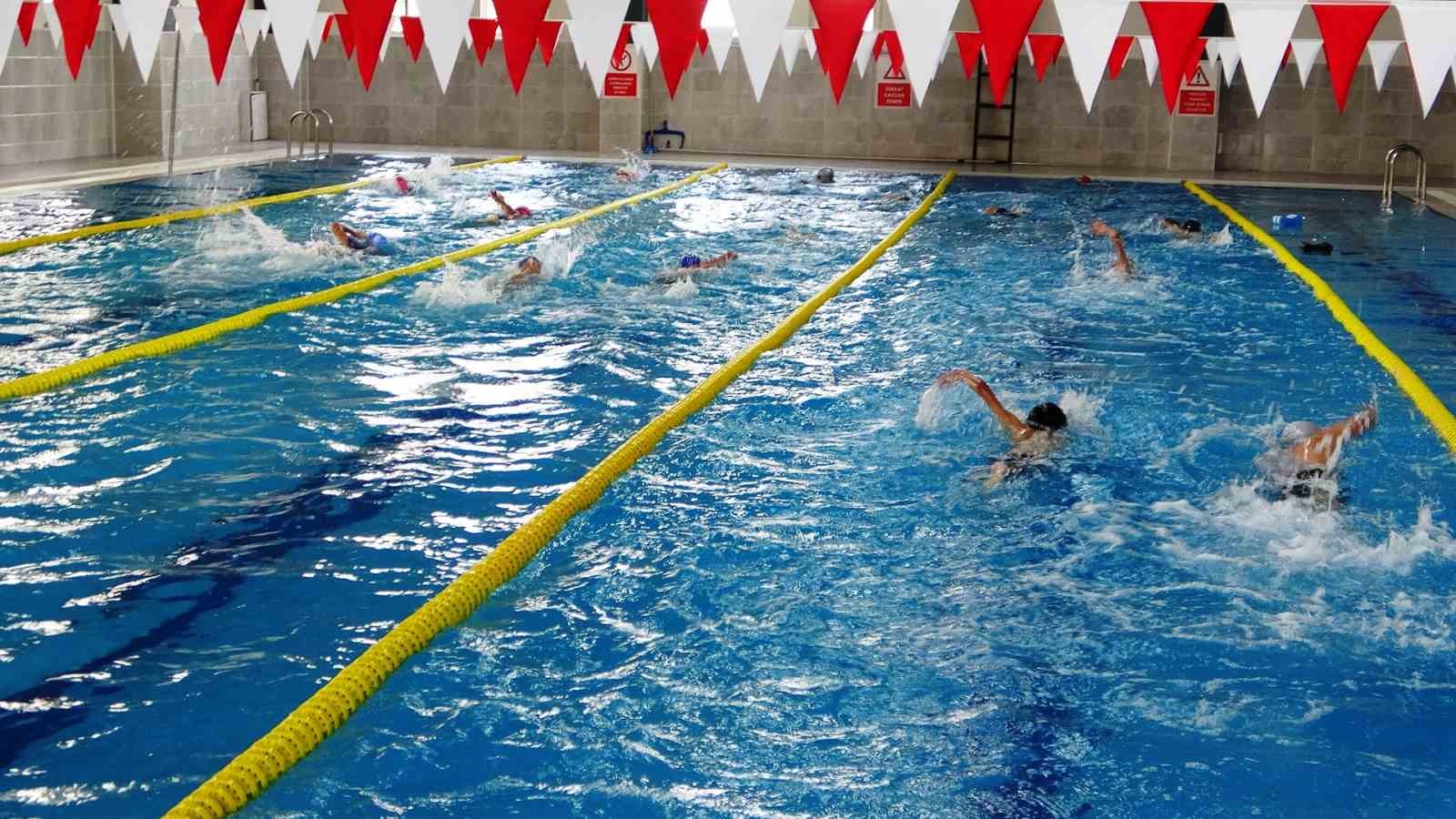 Y&uuml;zme havuzu ile hem yarışmalara hazırlanıyorlar hem serinliyorlar
