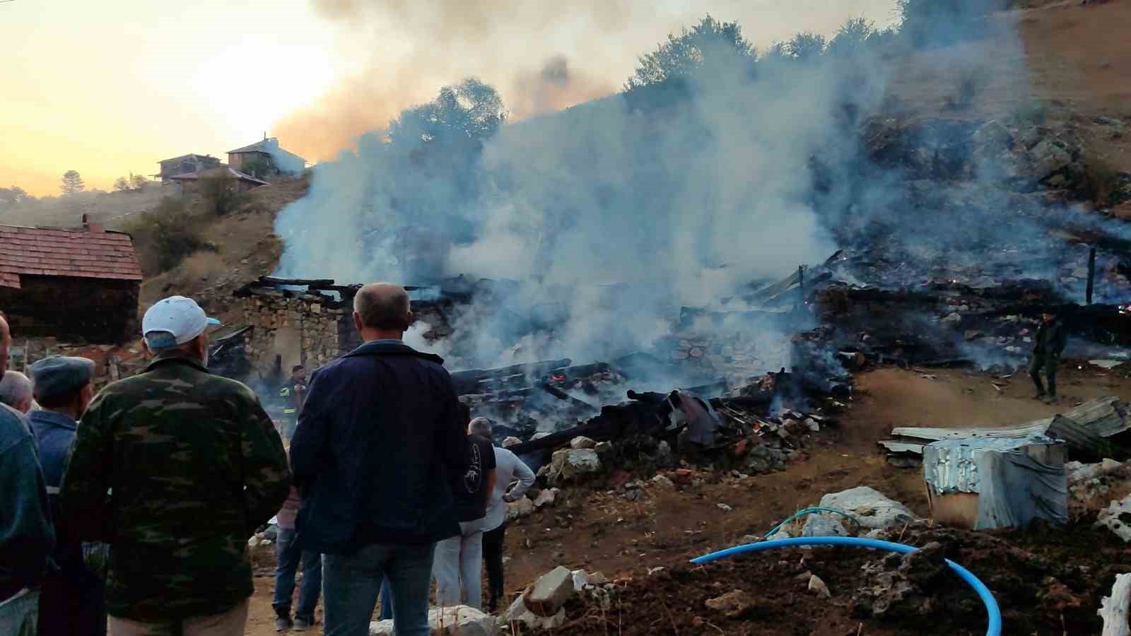 Sinop’ta çıkan yangında 2 ev, 2 ahır, 1 samanlık küle döndü