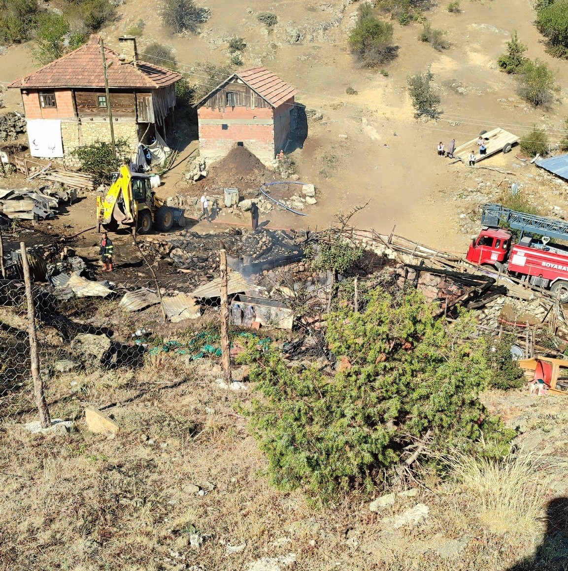 Sinop&rsquo;ta &ccedil;ıkan yangında 2 ev, 2 ahır, 1 samanlık k&uuml;le d&ouml;nd&uuml;
