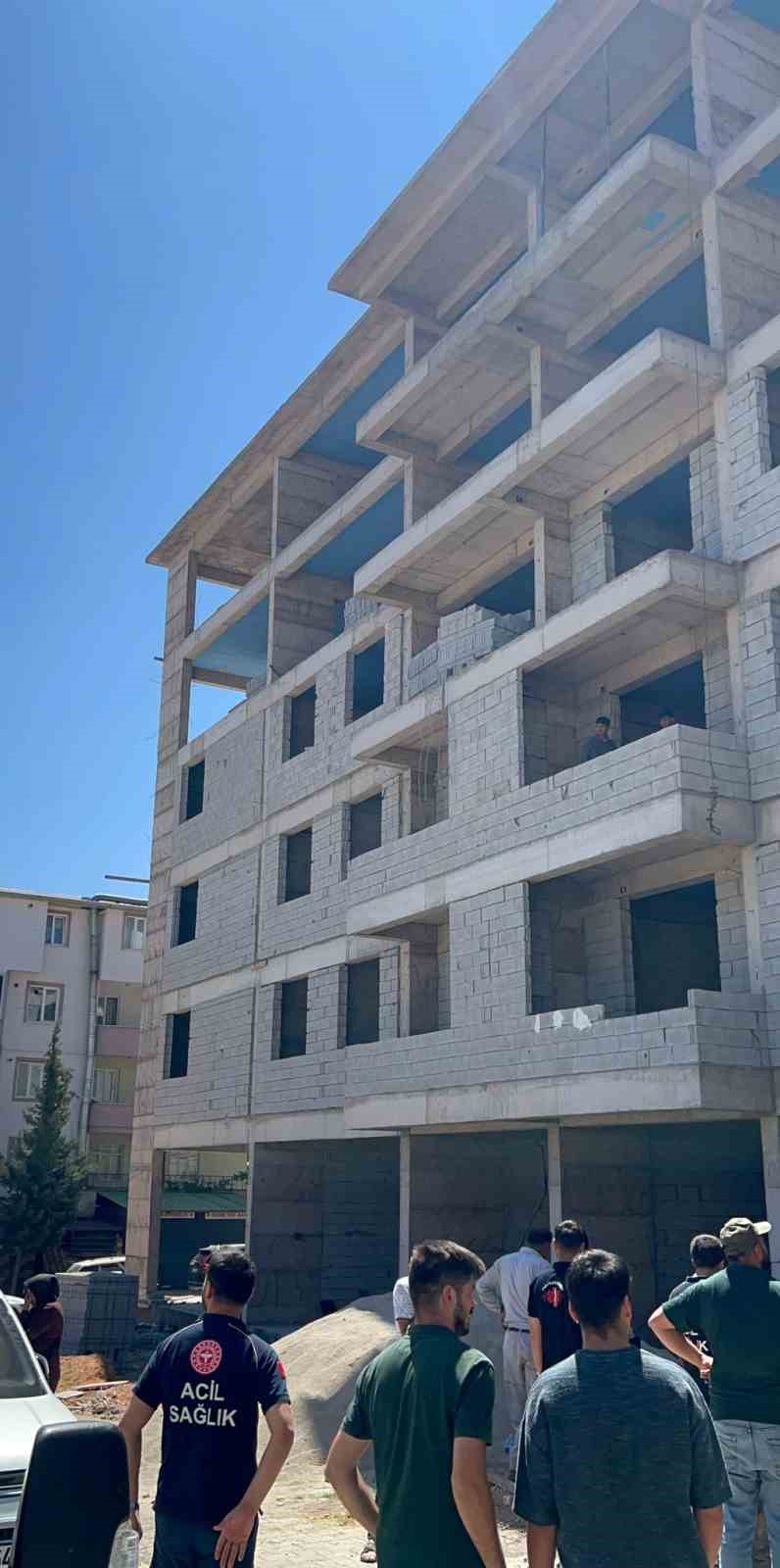 Kahramanmaraş&rsquo;ta inşattan d&uuml;şen iş&ccedil;i hayatını kaybetti
