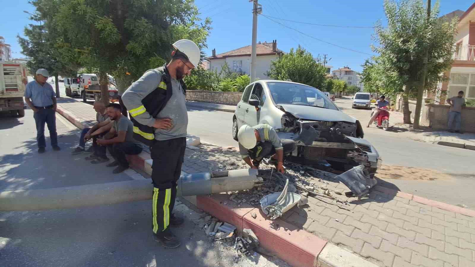 Karaman’da kediye çarpmamak için manevra yapan sürücünün otomobili aydınlatma direğini devirdi