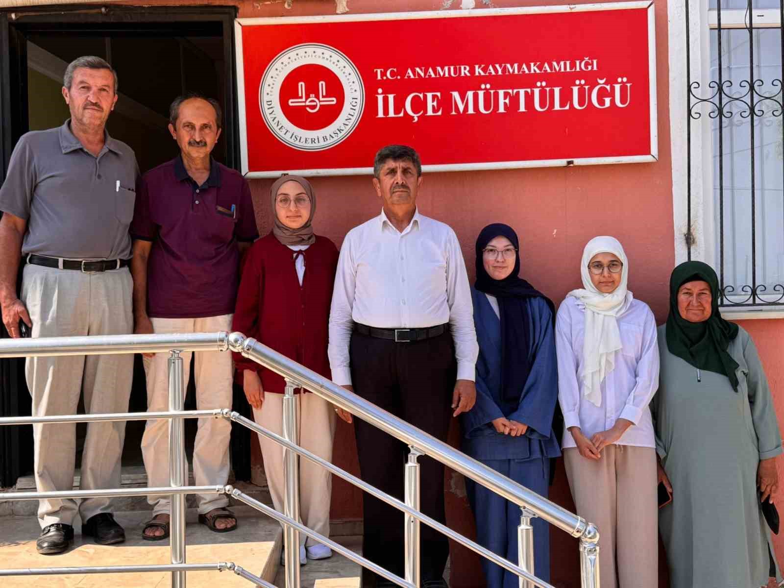 Anamurlu 3 öğrenci umre yolunda