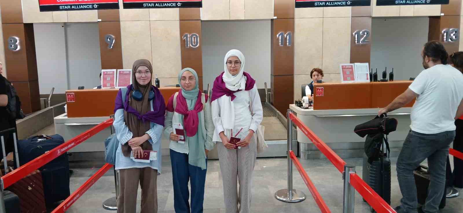 Anamurlu 3 &ouml;ğrenci umre yolunda
