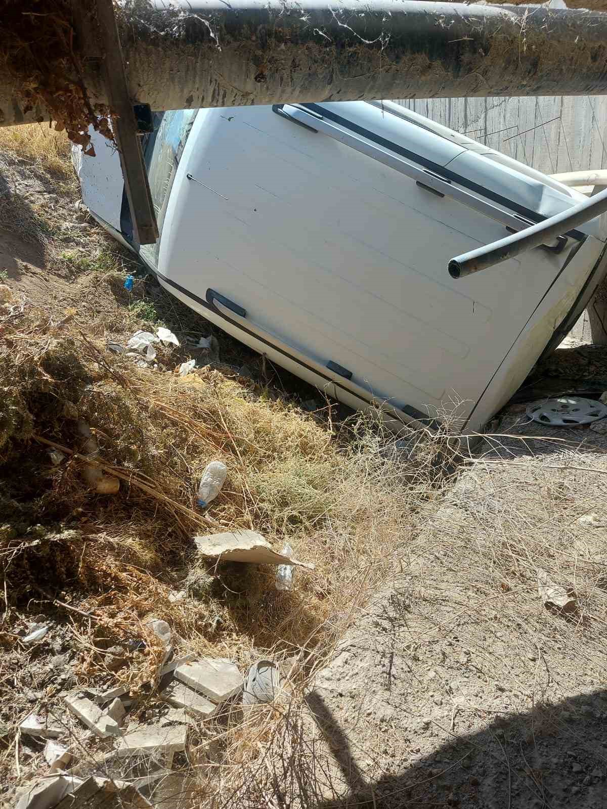 Ehliyetsiz gen&ccedil; kaza yaptı, ara&ccedil;taki 3 kişi yaralandı
