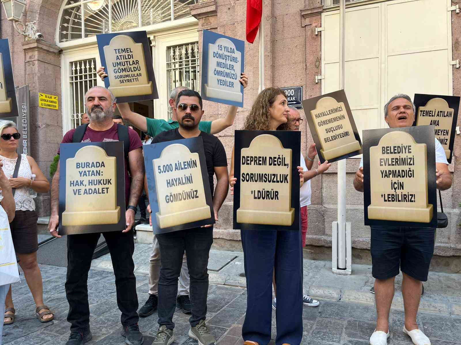 İzmirli kooperatif mağdurlarından Büyükşehir önünde mezar taşlı eylem