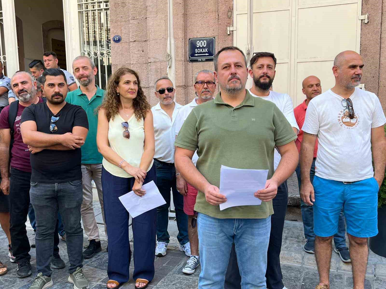 İzmirli kooperatif mağdurlarından B&uuml;y&uuml;kşehir &ouml;n&uuml;nde mezar taşlı eylem
