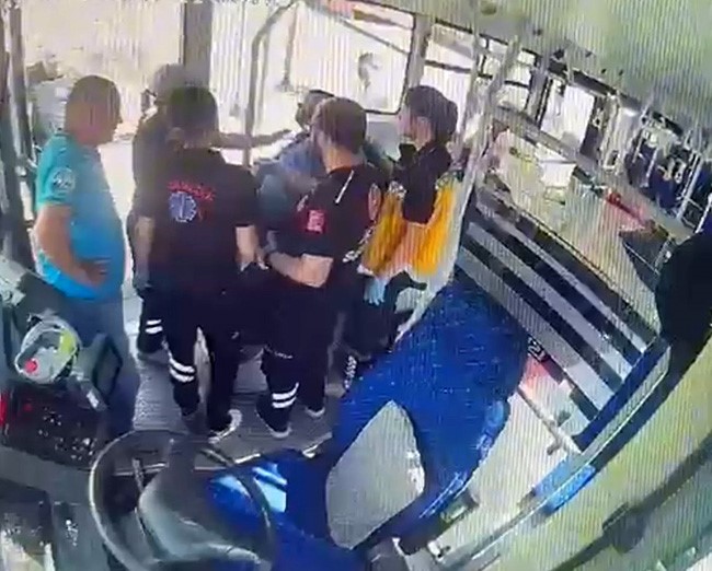 Halk otobüsünde fenalaşan yolcuya otobüste müdahale