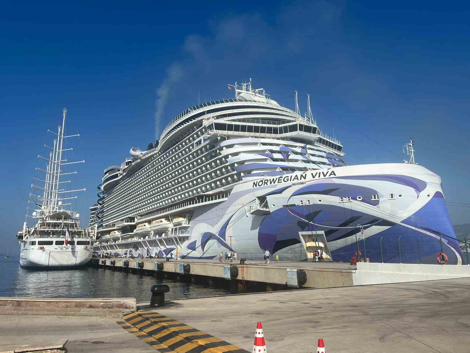 Bodrum’a 2 yolcu gemisi demirledi