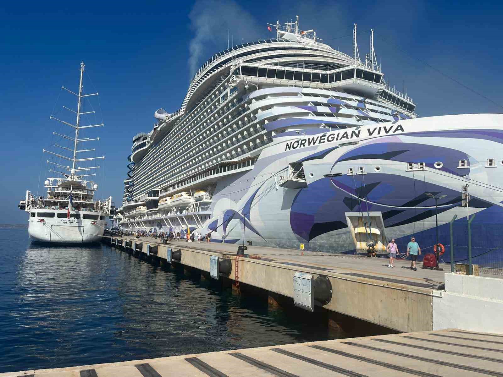 Bodrum&rsquo;a 2 yolcu gemisi demirledi
