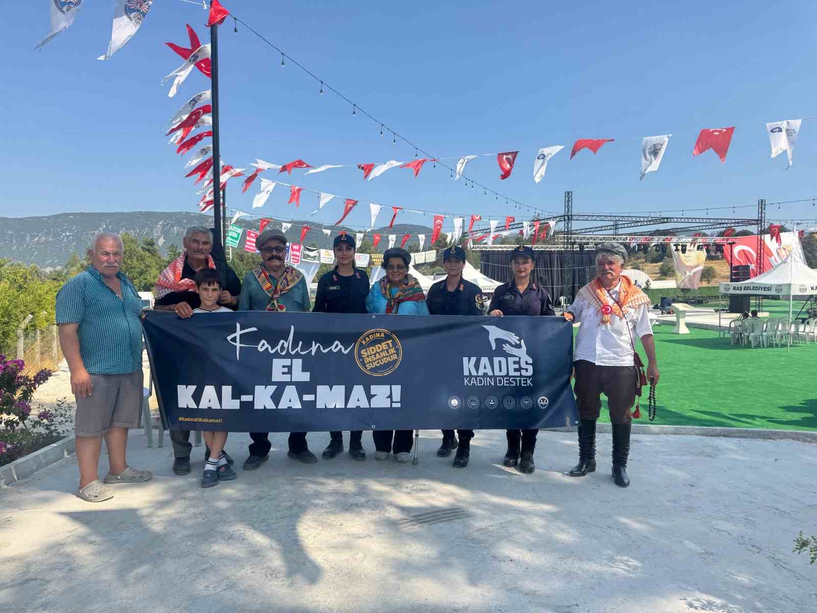 Antalya’da ’KADES’ ve ’Kadına El Kalkamaz’ etkinliğiyle bin vatandaşa bilgilendirme yapıldı