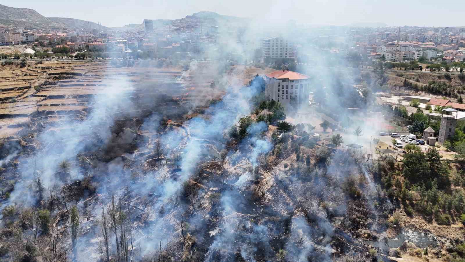 Nevşehir’de arazi yangını: Alevler emniyet müdürlüğüne sıçramadan kontrol altına alındı