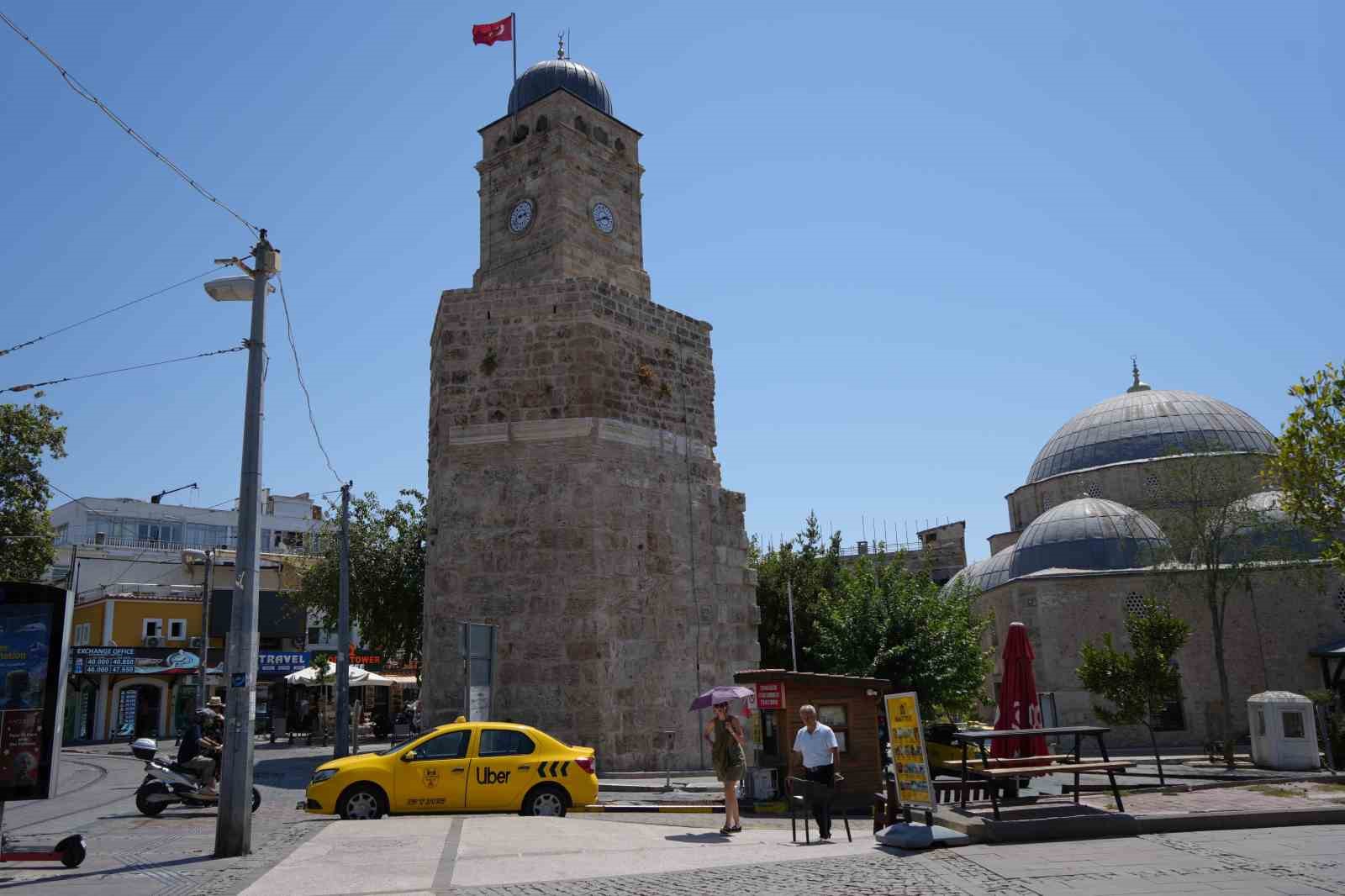Antalya&rsquo;nın simgesi Saat Kulesi&rsquo;nin saati aylardır doğru zamanı g&ouml;stermiyor

