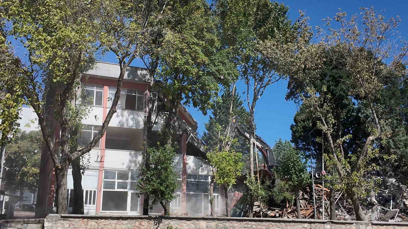 Gediz’de 43 yıllık Kızılay İşhanı yıkıldı