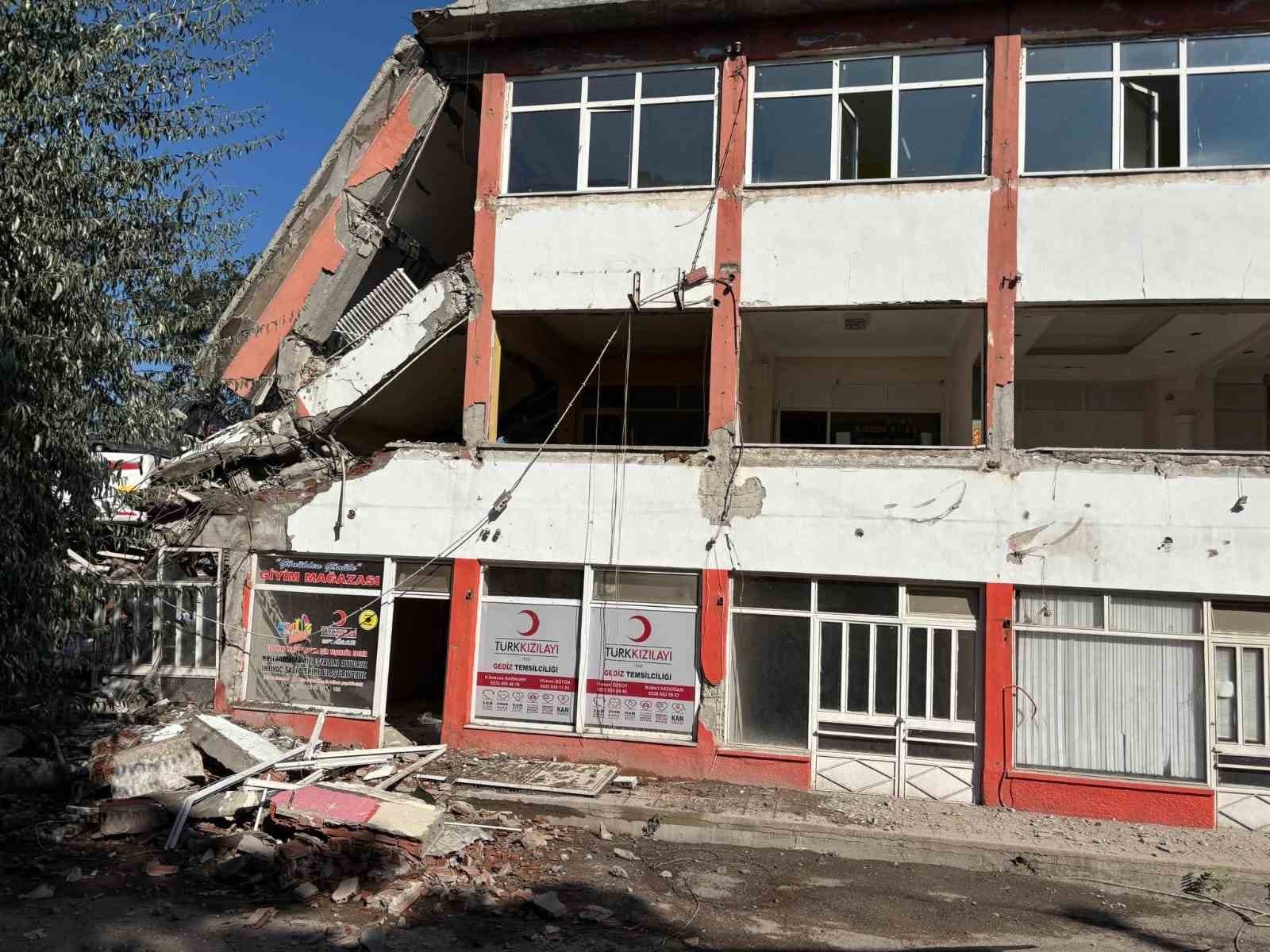 Gediz&rsquo;de 43 yıllık Kızılay İşhanı yıkıldı
