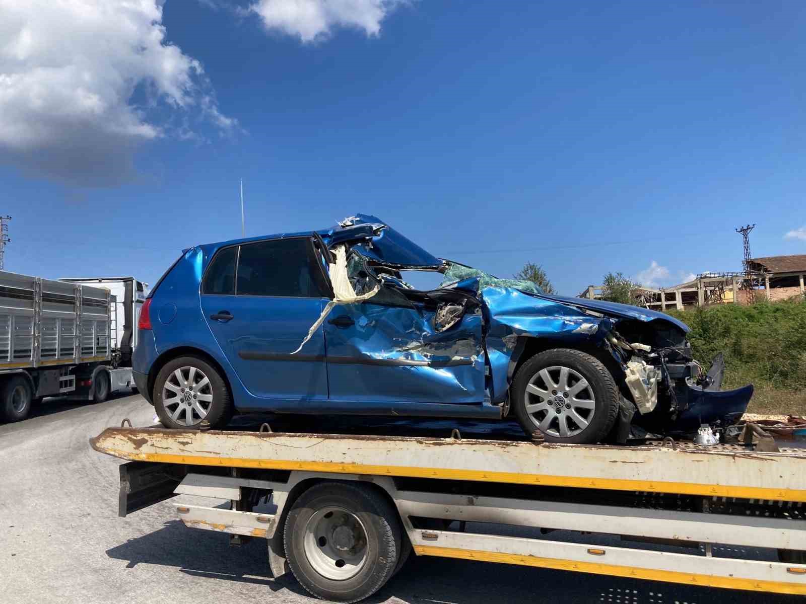 Otomobil tıra arkadan &ccedil;arptı: 1 yaralı
