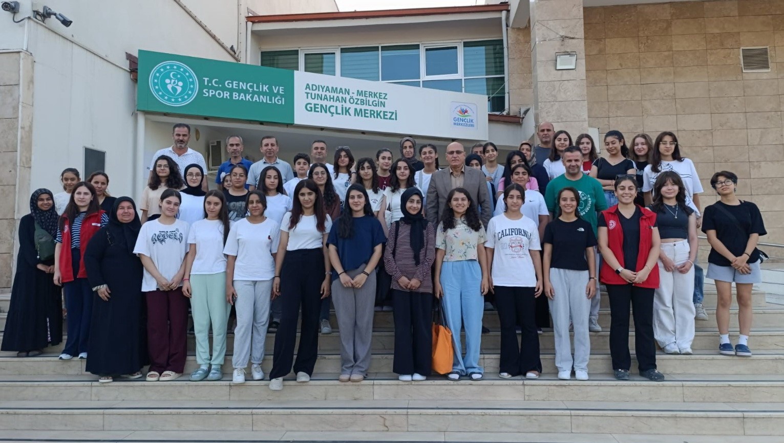 Adıyamanlı gen&ccedil;ler yaz kamplarına uğurlandı
