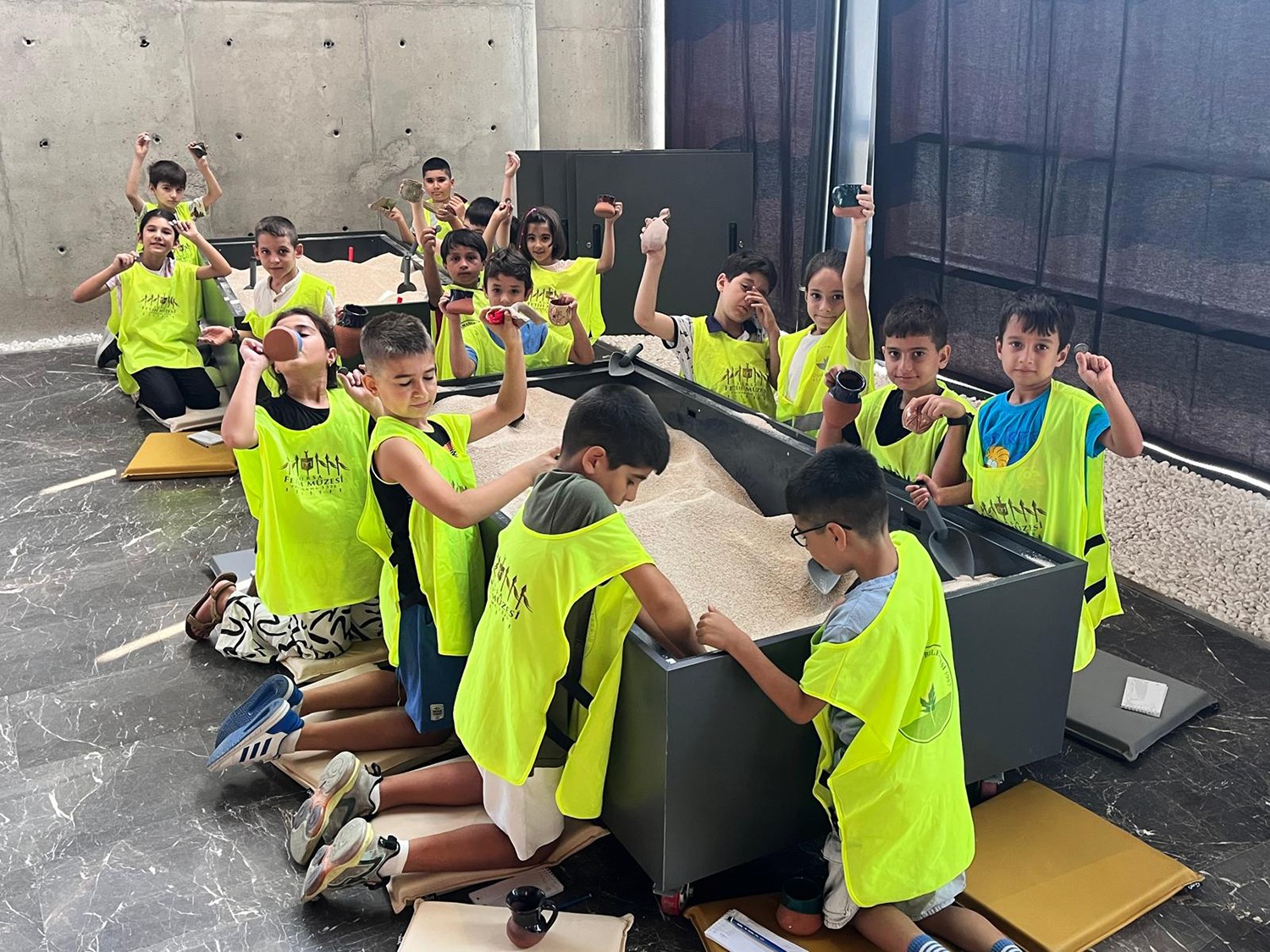 Minik arkeologlar m&uuml;zeleri keşfediyor
