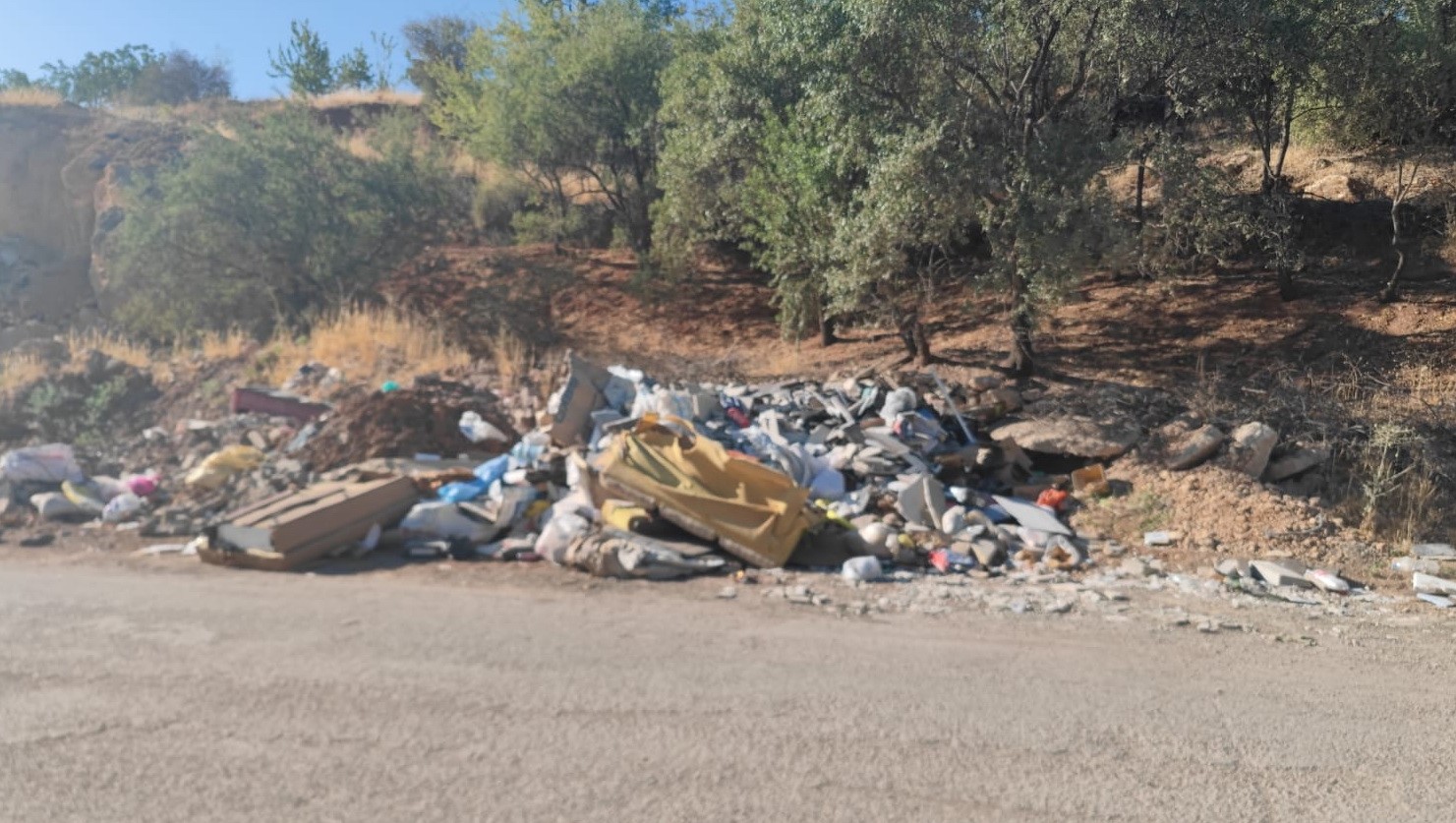Gölbaşı’nda yol kenarına bırakılan çöpler çevre kirliliğine yol açıyor 
