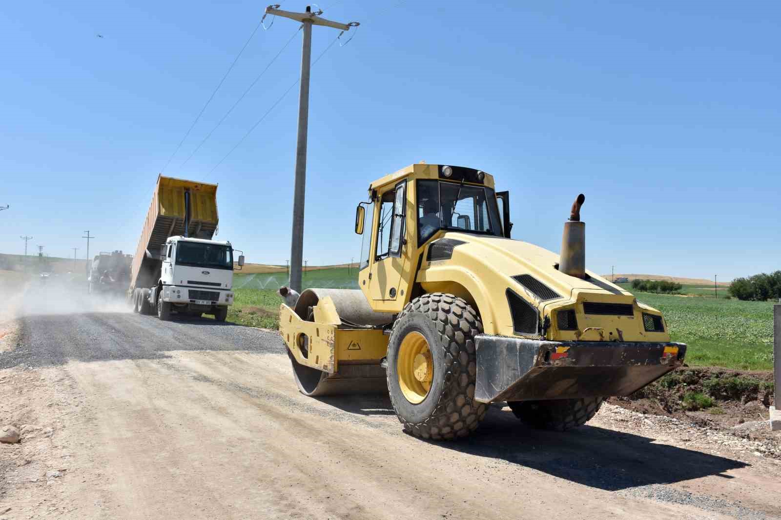 Diyarbakır&rsquo;ın &Ccedil;ınar ve Bismil il&ccedil;esini birbirine bağlayan yol asfaltlanıyor
