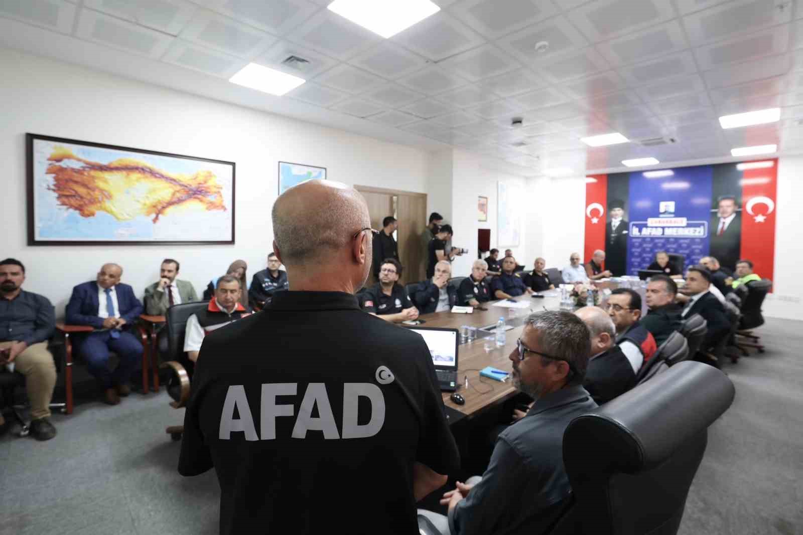 İ&ccedil;işleri Bakanı Ali Yerlikaya, &Ccedil;anakkale AFAD İl M&uuml;d&uuml;rl&uuml;ğ&uuml;&rsquo;nde
