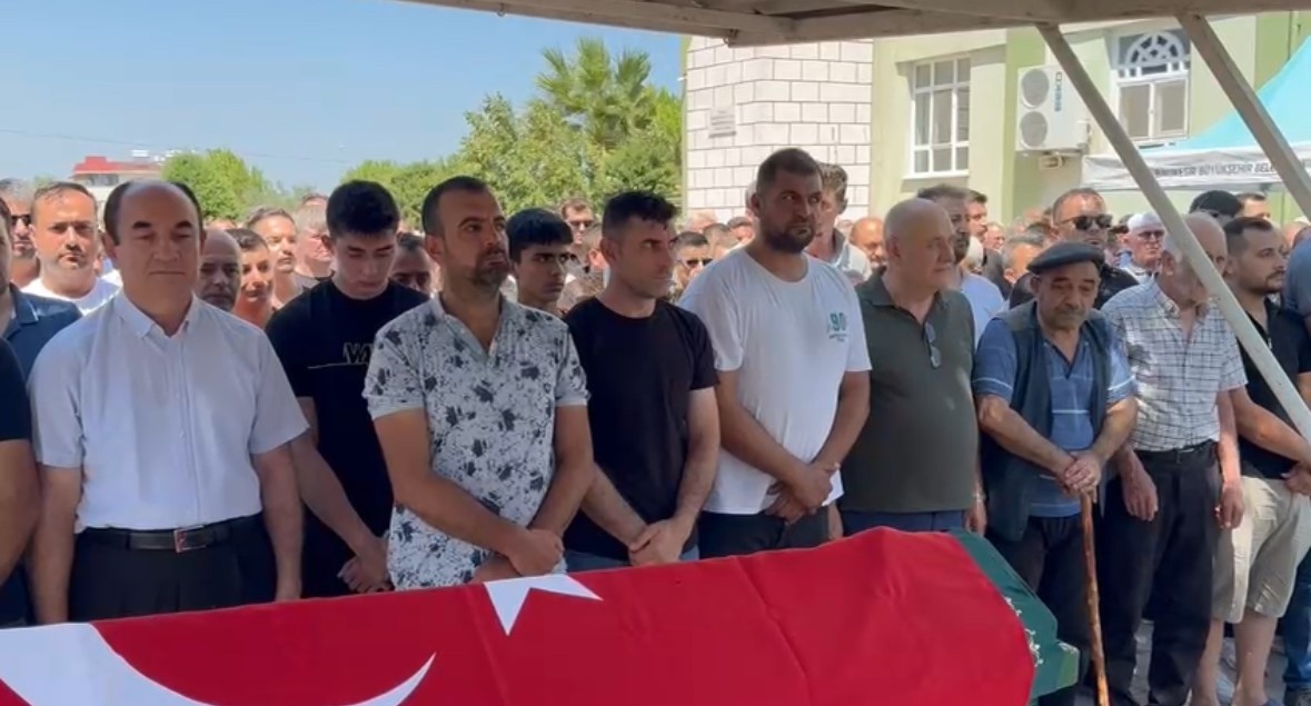 Teks&uuml;t yangınında hayatını kaybeden &Ouml;zcan Yıldırım son yolculuğuna uğurlandı
