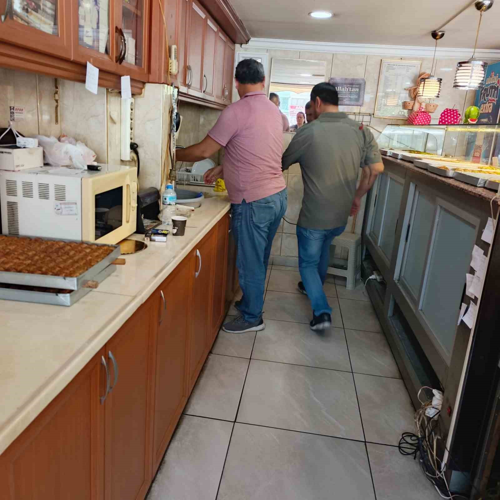 S&ouml;ke&rsquo;de pastanelerden numuneler alındı
