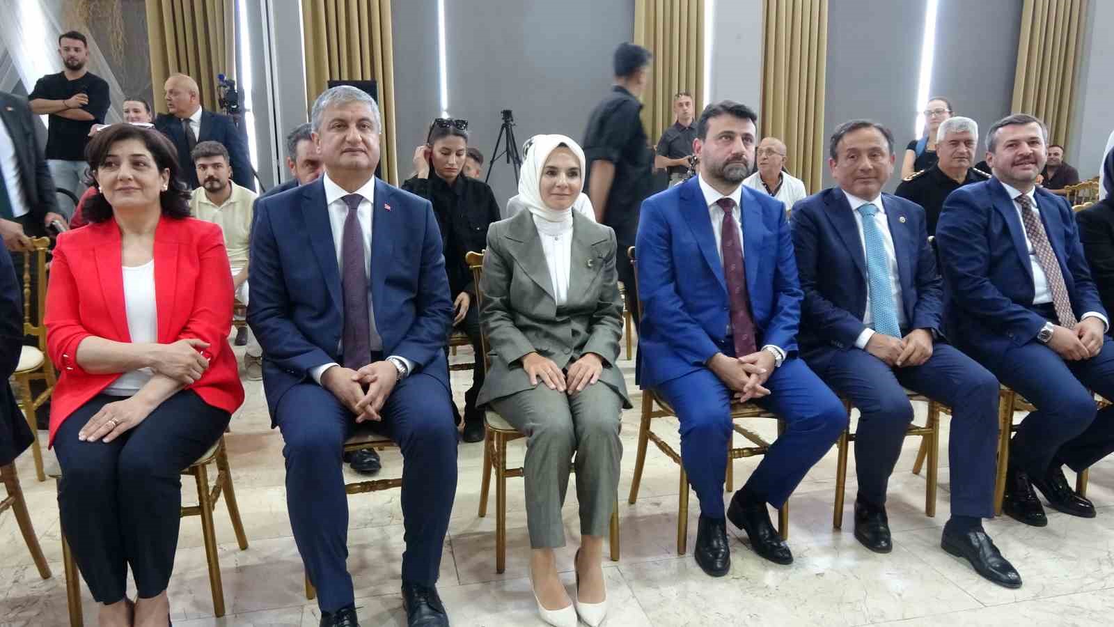 Bakan G&ouml;ktaş, Karab&uuml;k&rsquo;te gen&ccedil;lerin nikah şahidi oldu
