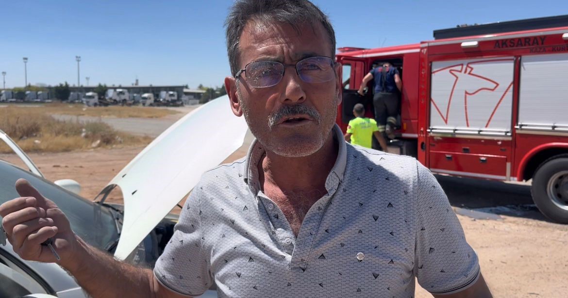 Aksaray&rsquo;da seyir halindeki otomobilde yangın paniği
