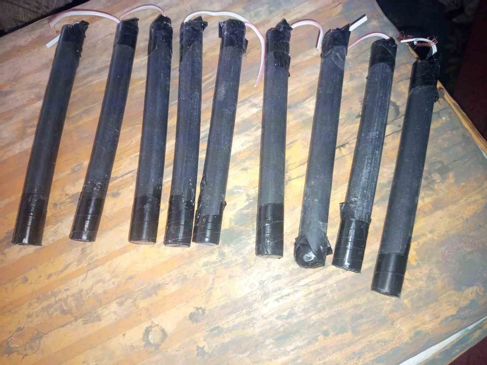 Karab&uuml;k&rsquo;te uyuşturucu ve patlayıcı ele ge&ccedil;irildi
