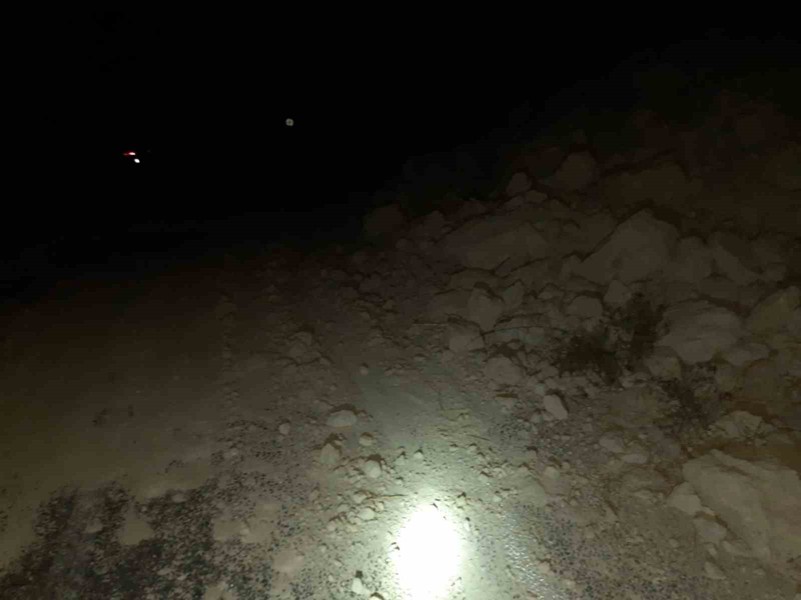 Gördes’te toprak kayması yolu kapattı