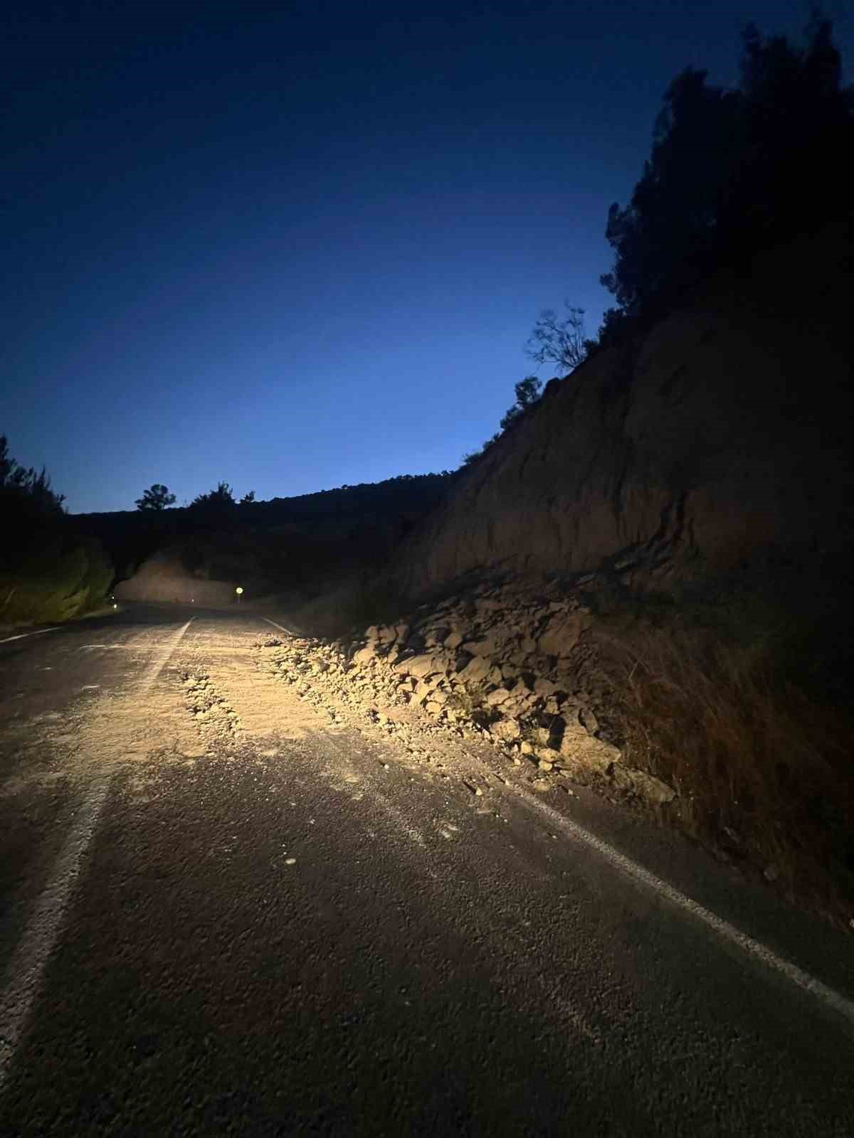 G&ouml;rdes&rsquo;te toprak kayması yolu kapattı
