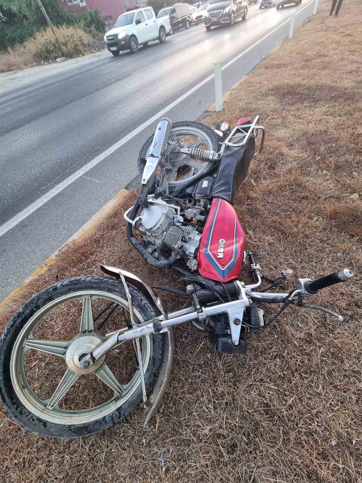 Kırmızı ışık ihlali yapan tur aracı motosiklete çarptı: 1 ölü