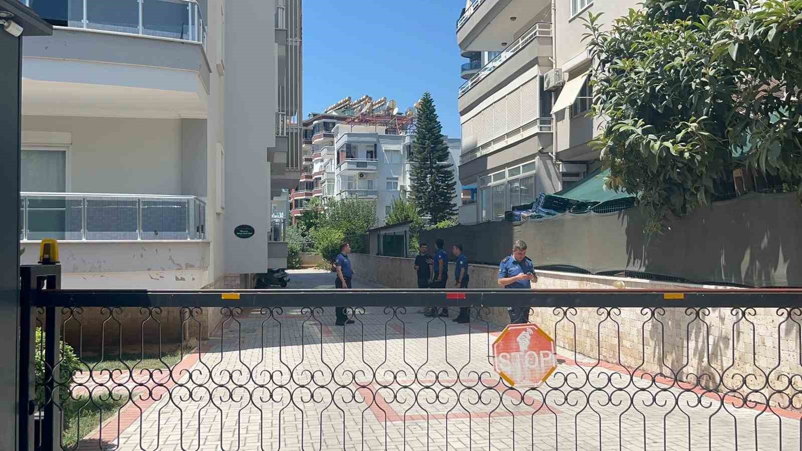 Alanya&rsquo;da klima takarken dengesini kaybeden kişi 6. kattan zemine d&uuml;şt&uuml;
