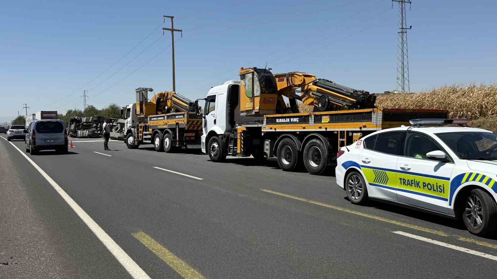 Diyarbakır’da gübre yüklü tır yol kenarına devrildi