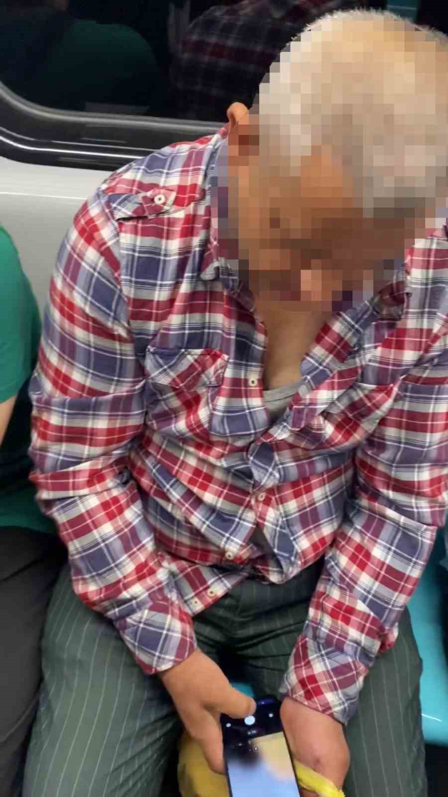 Metro’da gizlice kadınların fotoğrafını çekti: Fark edilince telefonunu kırdı