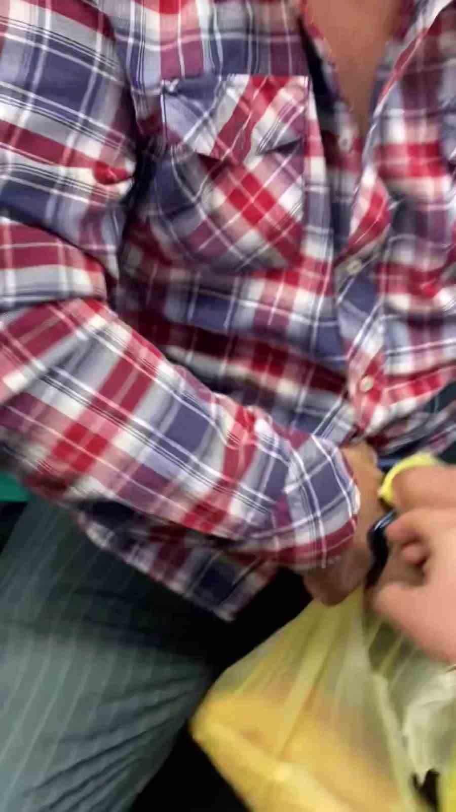 Metro’da gizlice kadınların fotoğrafını çekti: Fark edilince telefonunu kırdı