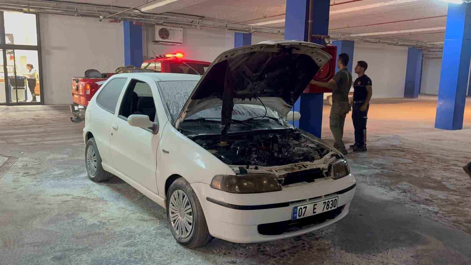 Gazipaşa’da AVM otoparkında otomobil yangını
