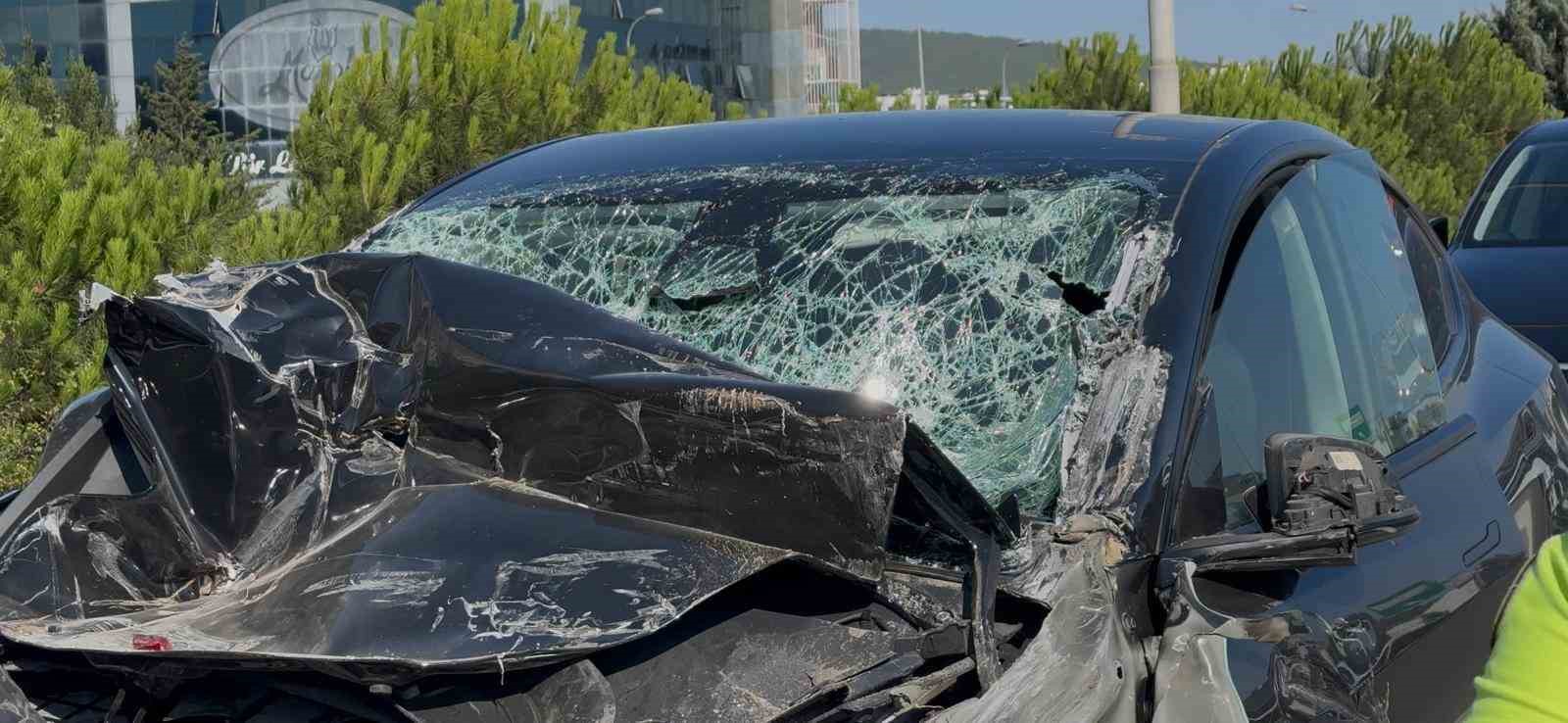 Sultanbeyli&rsquo;de tıra &ccedil;arpan Tesla hurdaya d&ouml;nd&uuml;
