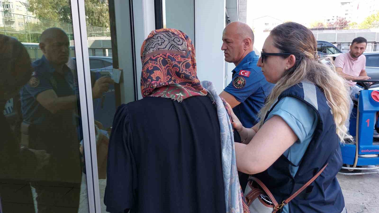 Komşusunun anahtarını kopyalayıp 1,7 milyon liralık altın çalıp sıfır araç alan kadın serbest bırakıldı