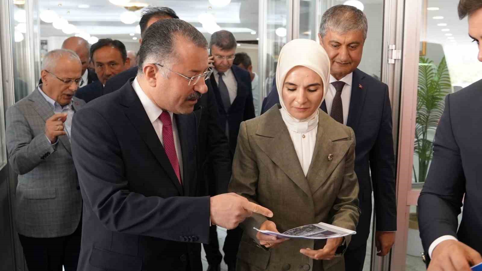 Rektör Kırışık bilimsel verilerle hazırlanan modeli Bakan Göktaş’a sundu