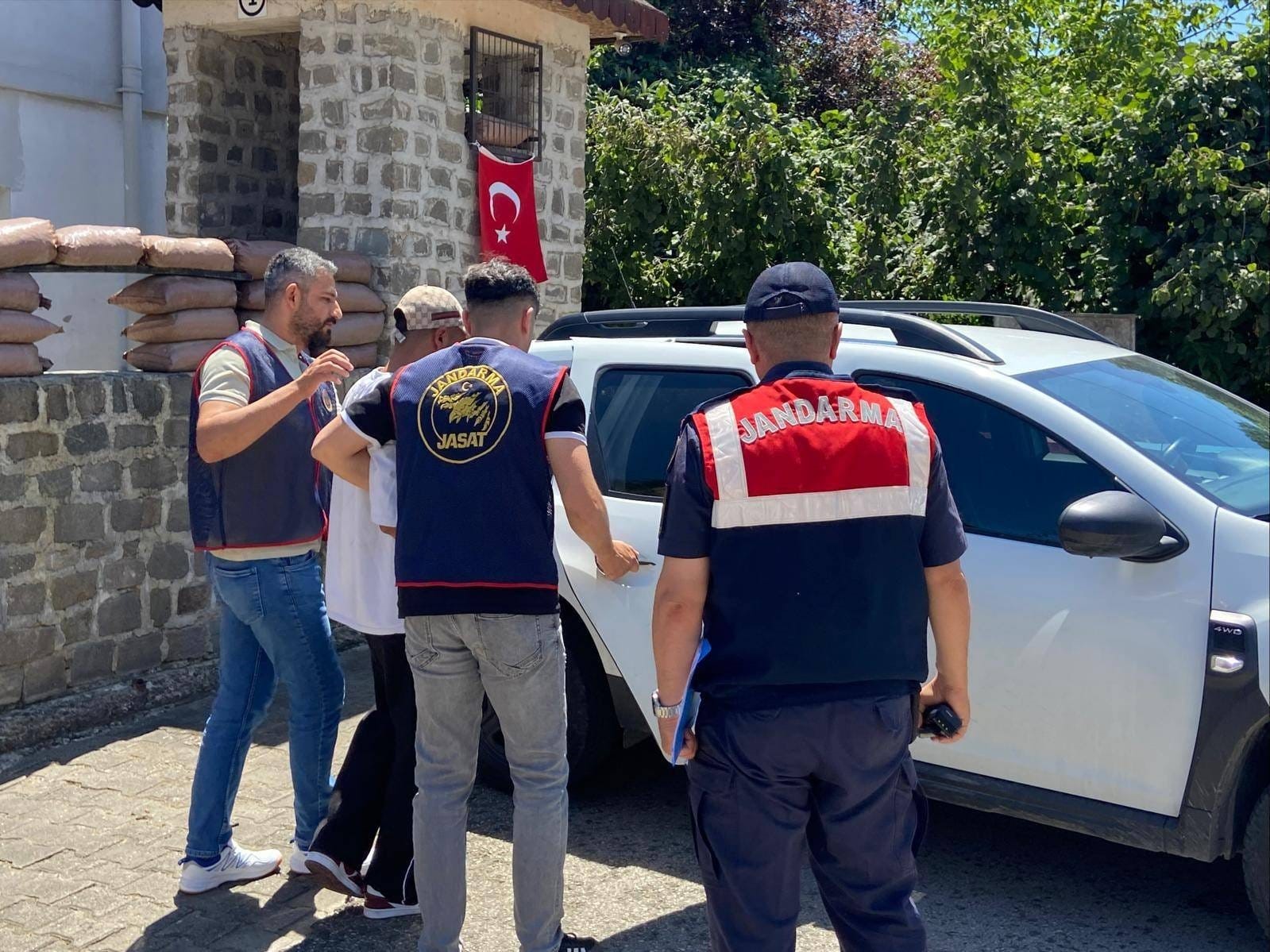 Jandarma ekipleri, aranması bulunan 23 şüpheliyi yakaladı