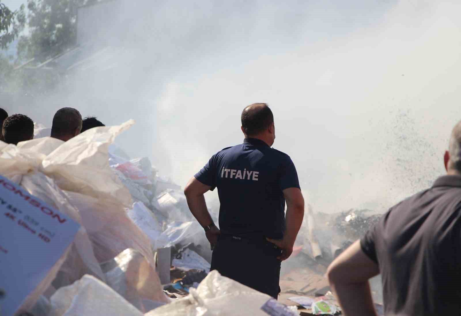 Bolu&rsquo;da hurda deposunda yangın: Dumanlar g&ouml;ky&uuml;z&uuml;n&uuml; kapladı
