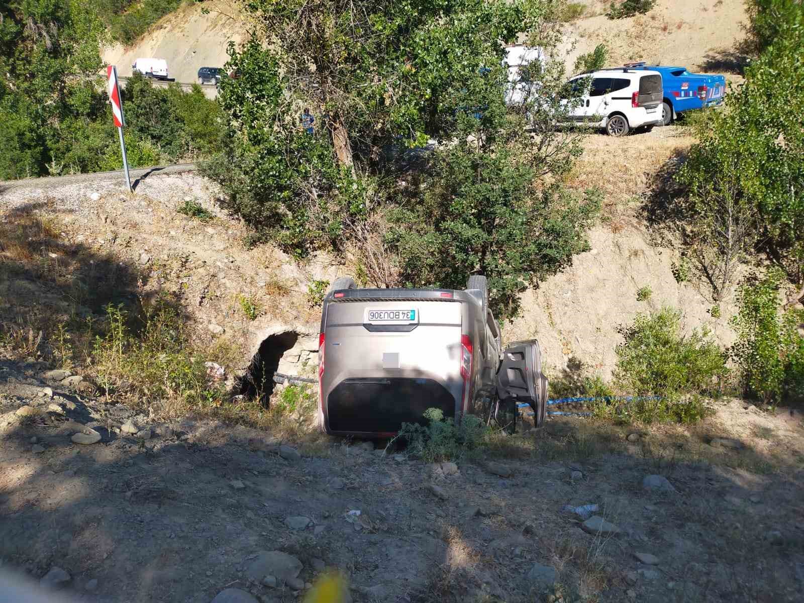 Yoldan &ccedil;ıkan minib&uuml;s şarampole u&ccedil;tu: 6 yaralı
