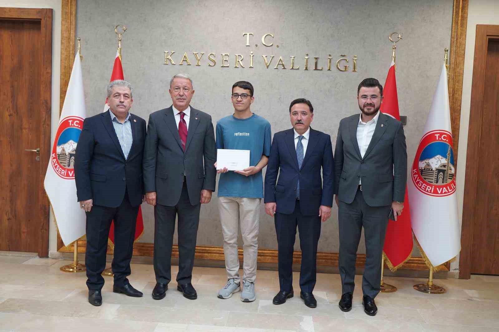 Başkan Okandan, YKS Sayısal T&uuml;rkiye 3.&rsquo;s&uuml; ile  bir araya geldi
