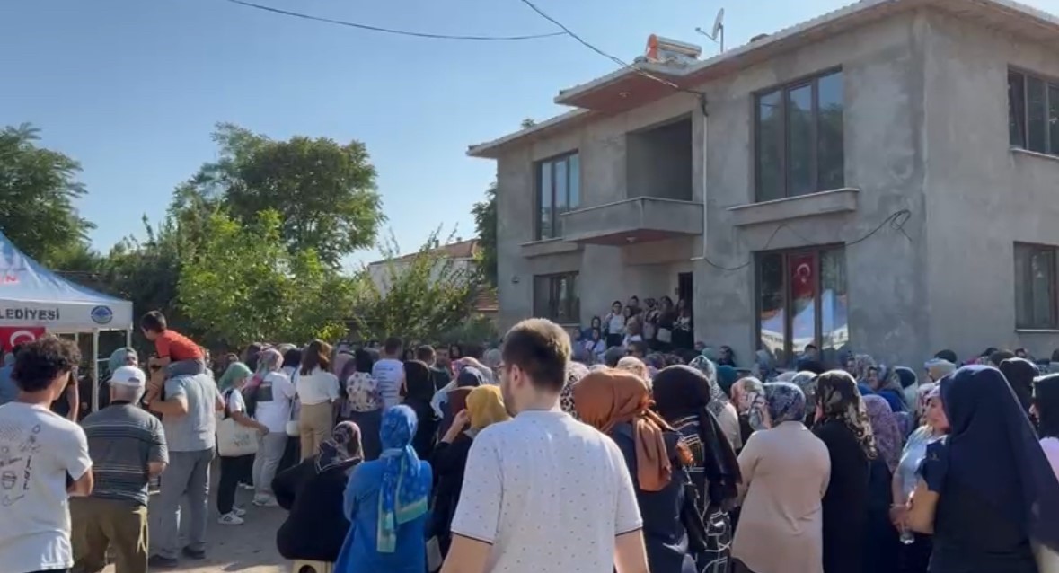 Teks&uuml;t fabrikası yangınında hayatını kaybeden Ahmet İzmirli toprağa verildi
