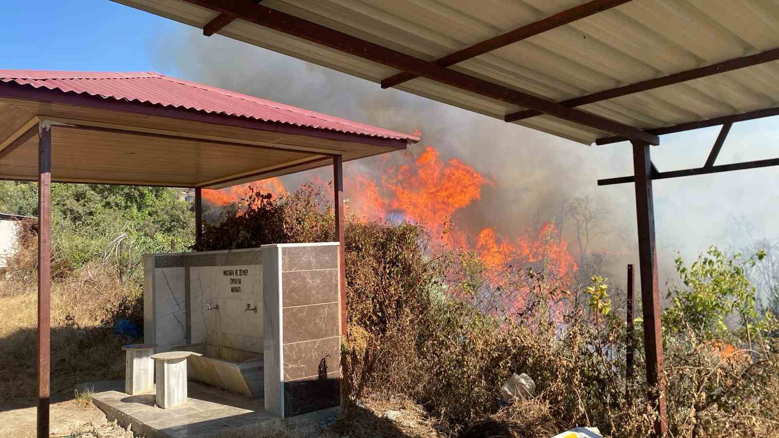 Osmaniye&rsquo;de &ccedil;ıkan orman yangınına havadan ve karadan m&uuml;dahale devam ediyor
