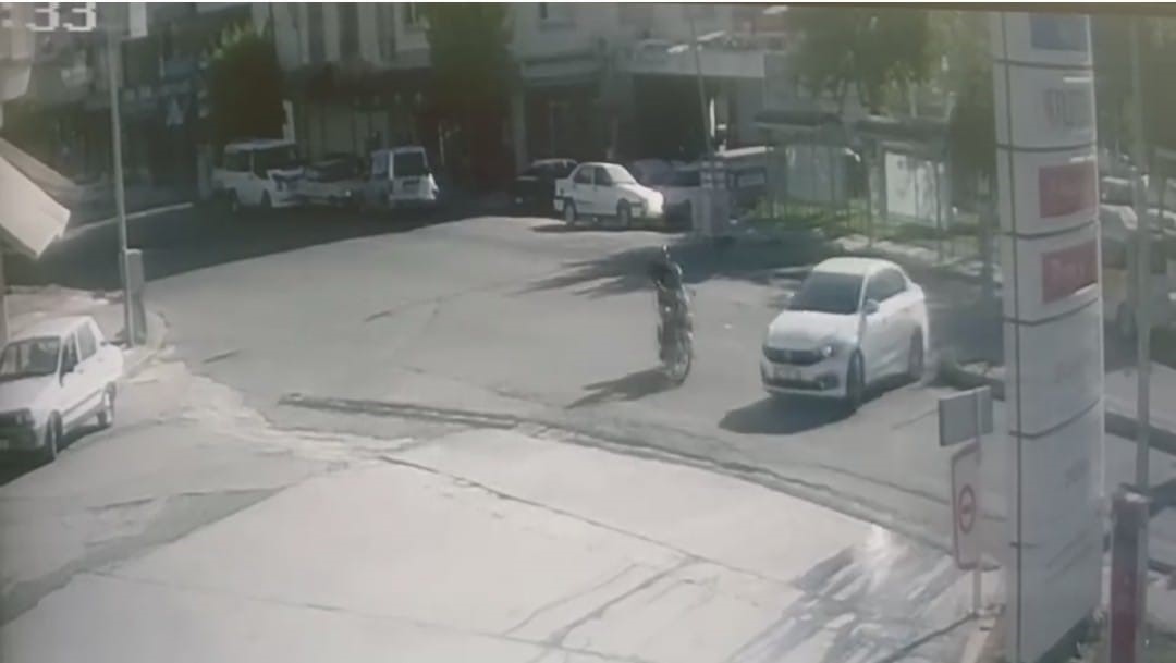 Siverek’te hatalı dönüş yapan otomobil kazaya neden oldu